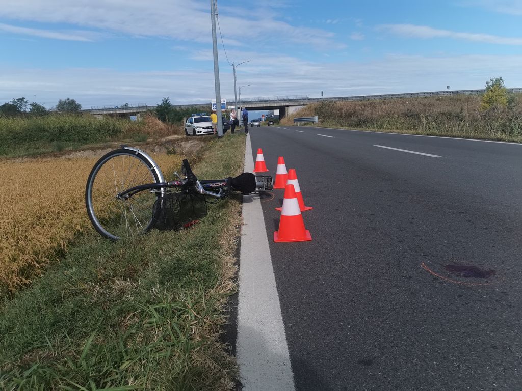 Donna in bicicletta investita sulla strada che porta a Lumellogno