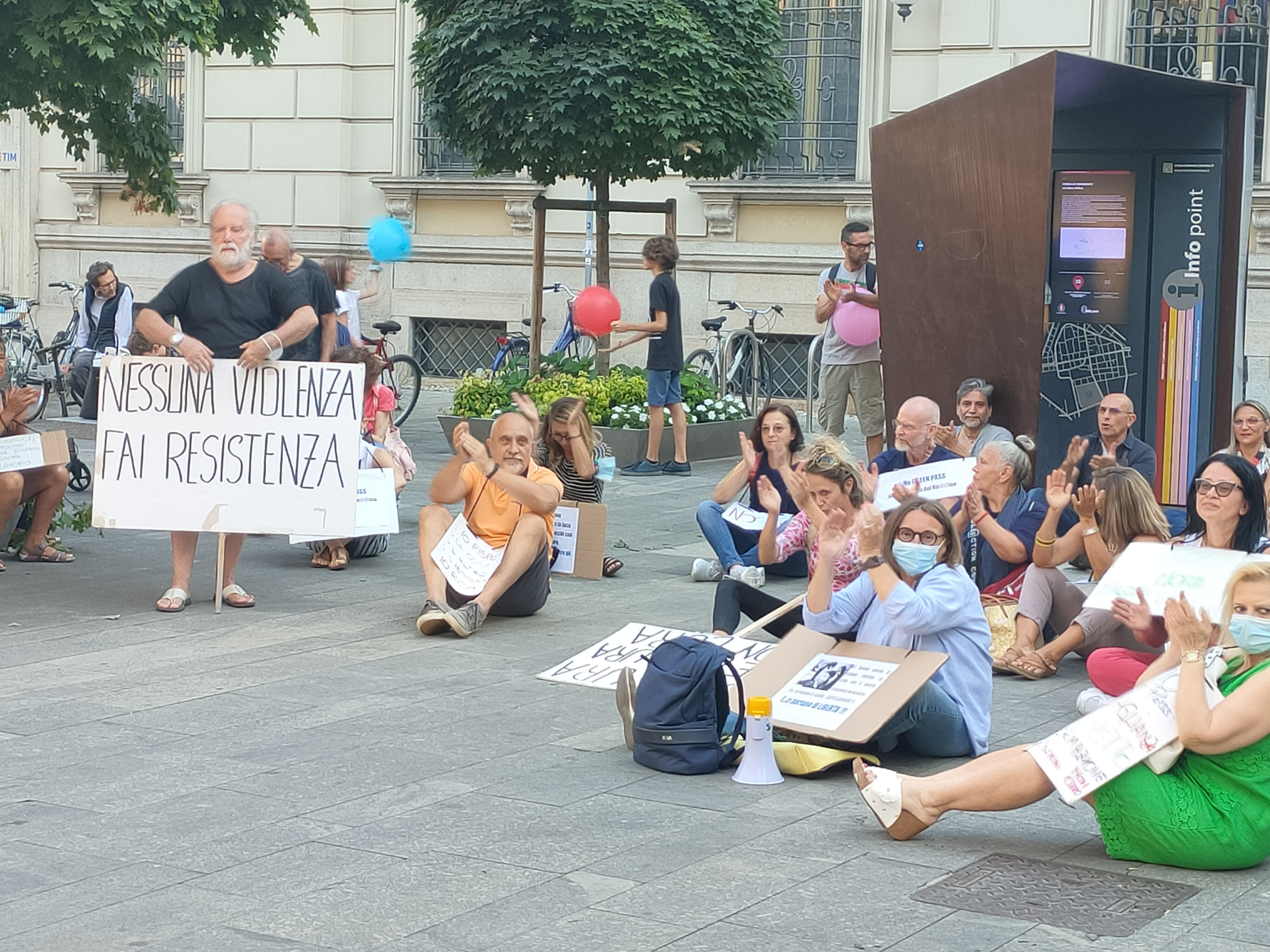 I no pass ancora in piazza: sabato pomeriggio in 60 in piazza Matteotti