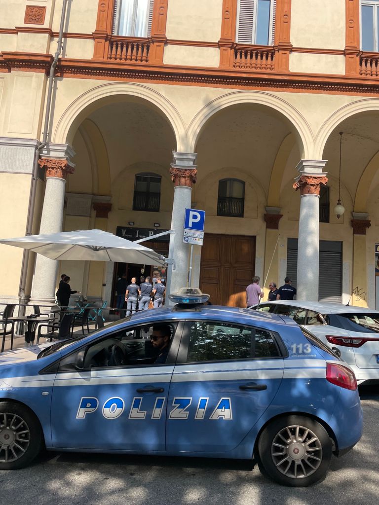 Novara, bar chiuso per 20 giorni dal Questore: era al centro di risse e venivano somministrati alcolici a minori