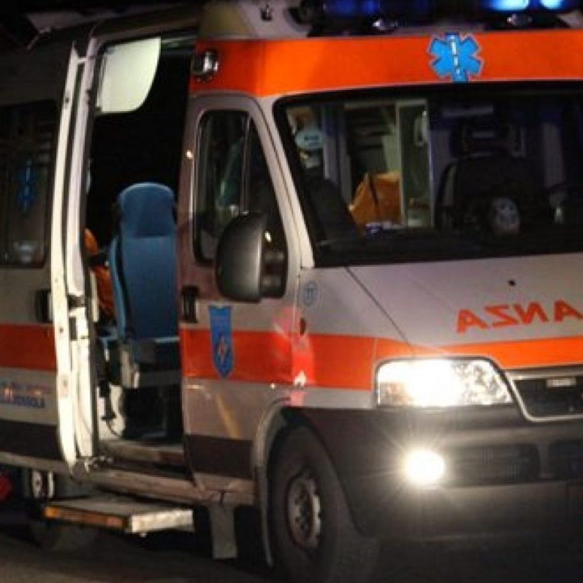 Fontaneto: auto si ribalta e prende fuoco. Due feriti in ospedale