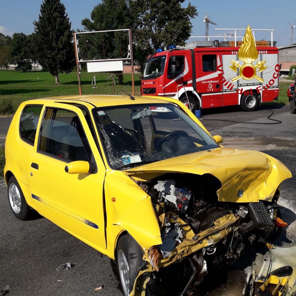 Incidente stradale a Paruzzaro: da un’autovettura elettrica si è staccata la batteria