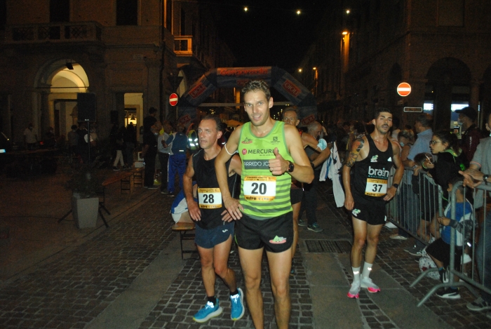Podismo a Borgomanero Il ritorno della Straborgo di notte, la classica de La Cecca