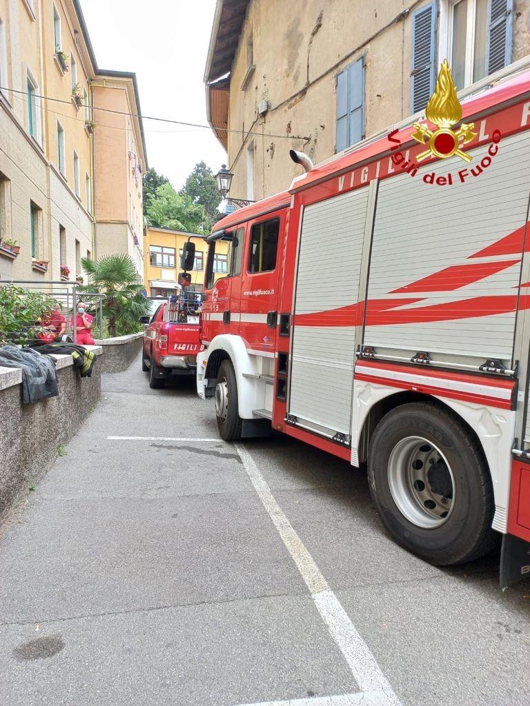 Gozzano: fiamme da una palazzina in centro