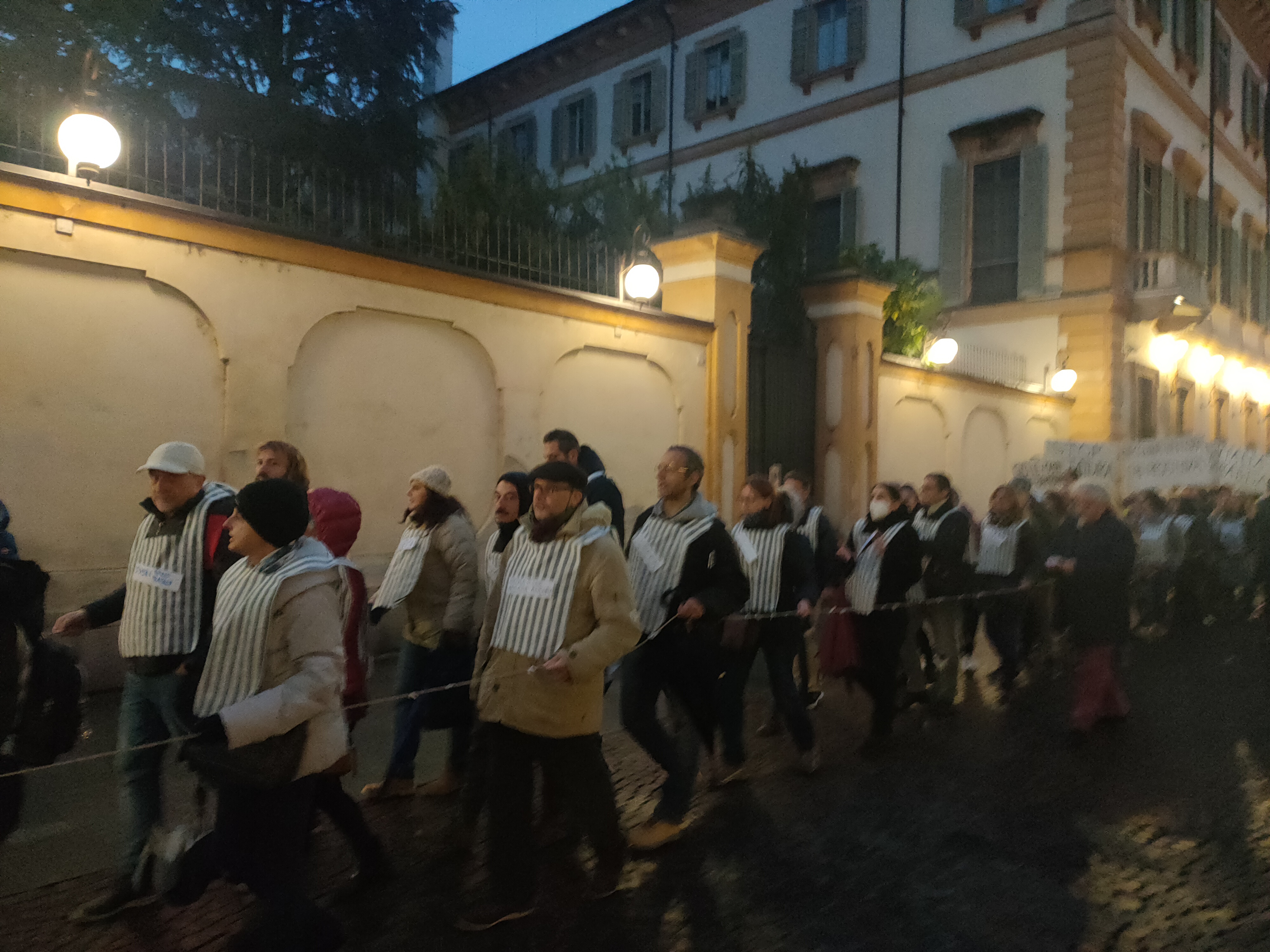 Corteo dei ‘No pass” vestiti come prigionieri dei lager nazisti. La dura condanna da parte di Anpi, Pd, Cgil e Comunità ebraica