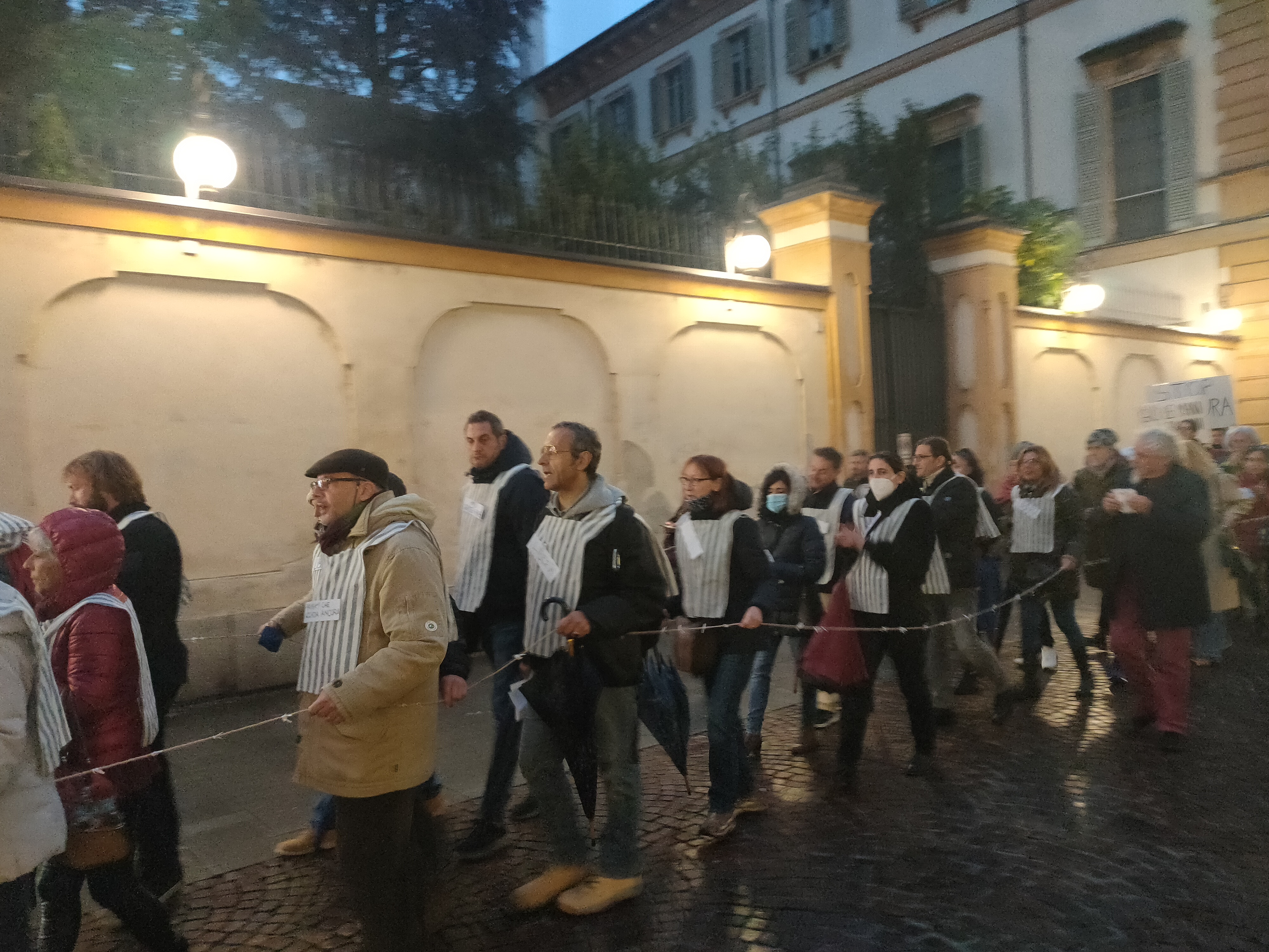 No Pass a Novara. Per il 15esimo sabato di protesta sfilano come prigionieri dei lager nazisti