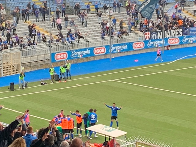 Il Novara la ribalta al 95′ e vince 2 a 1 con il Varese