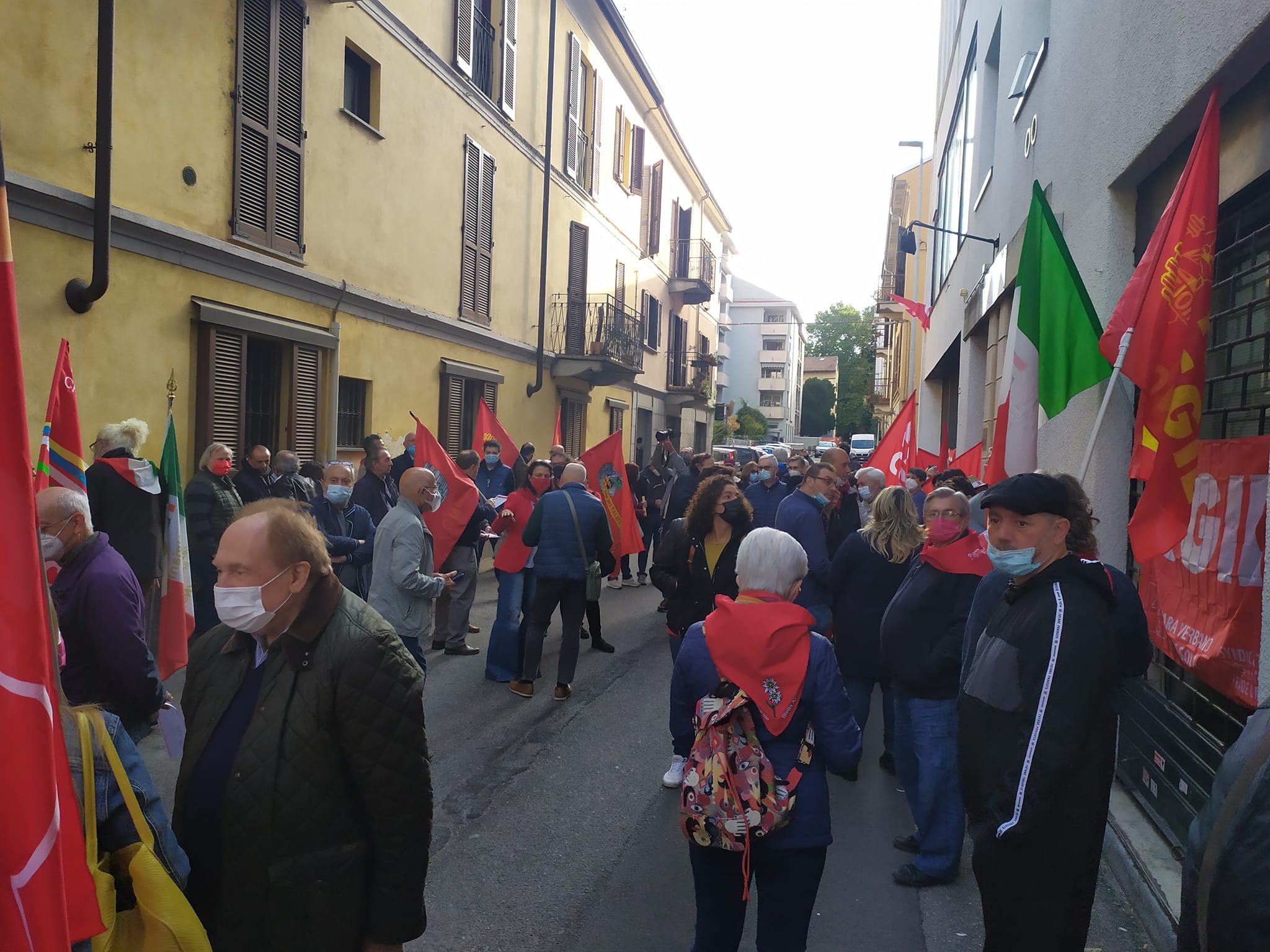 Presidio di solidarietà alla Cgil: 150 alla sede di Novara