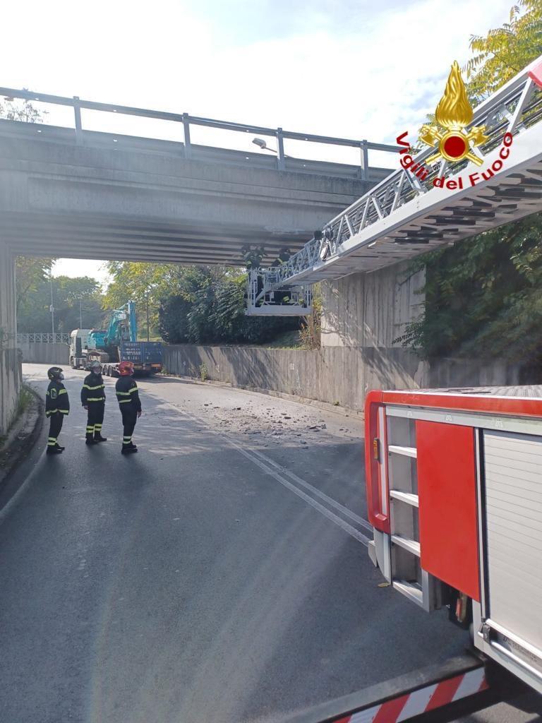 Veicolo che trasporta escavatore urta il ponte del sottopasso di via Porzio Giovanola. Intervento dei Vigili del fuoco