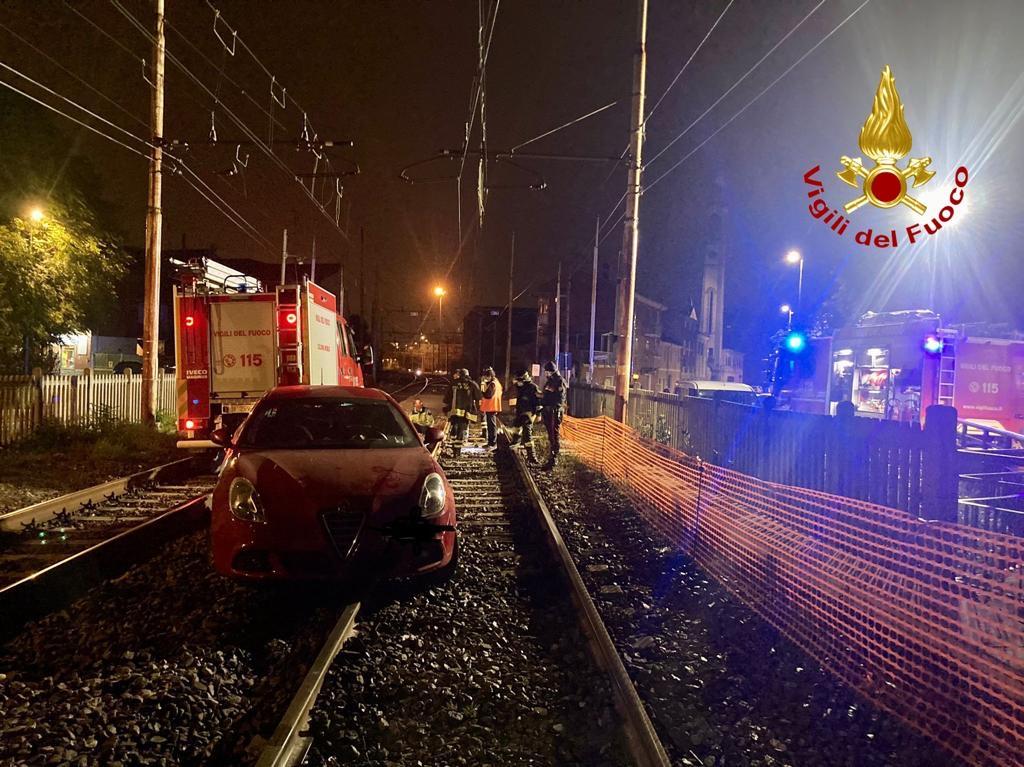 Auto finisce sui binari: intervento dei Vigili del fuoco