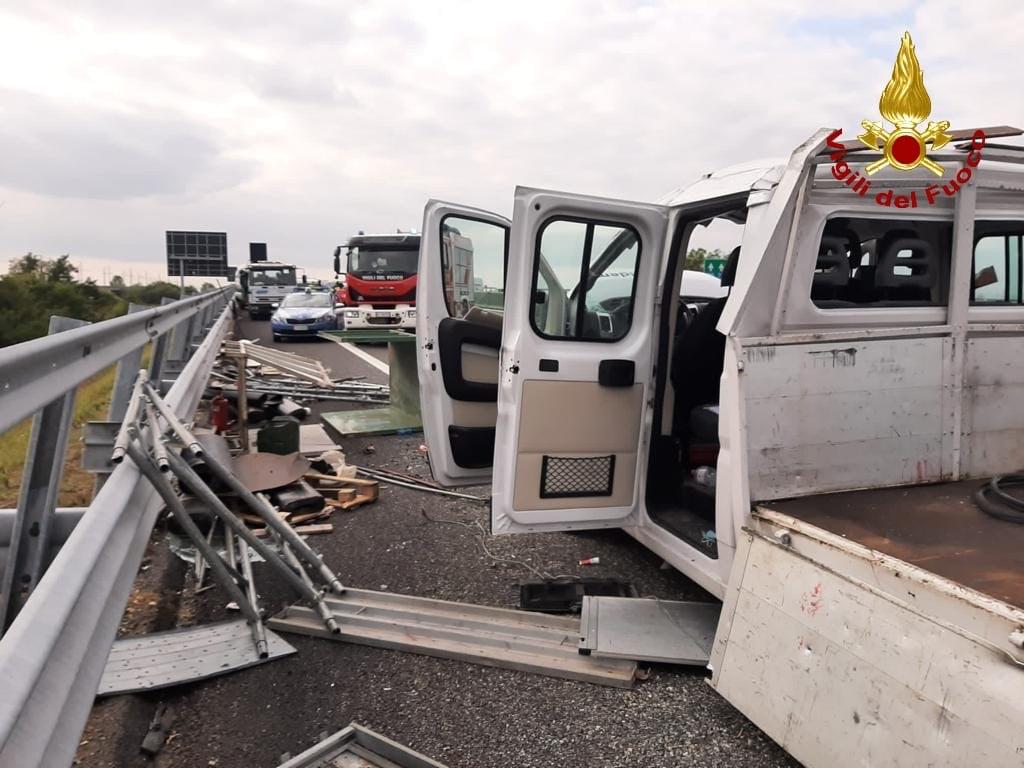 Furgone che trasportava bombole di gpl si ribalta in A4: sul posto i Vigili del fuoco