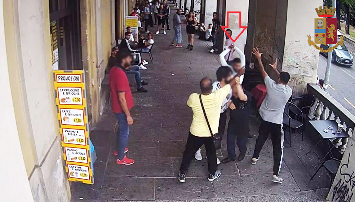 Hanno estorto denaro a un connazionale, malmenandolo con una mazza da baseball: arrestati dalla Polizia due pakistani