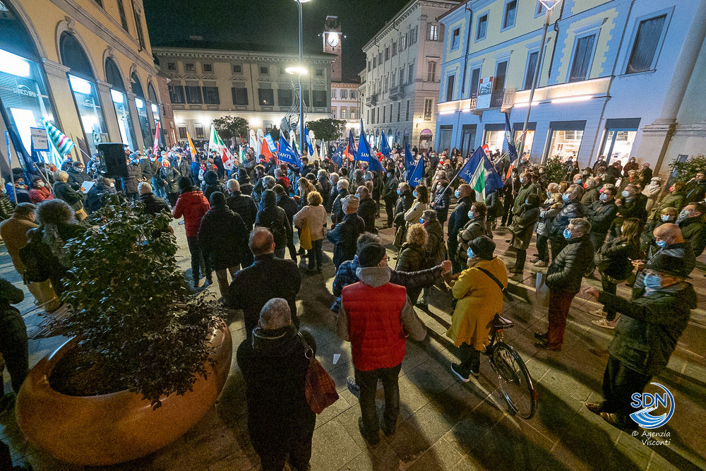 In 300 in piazza a Novara per dire ‘no’ al corteo “No pass” con simboli che rievocano la Shoah