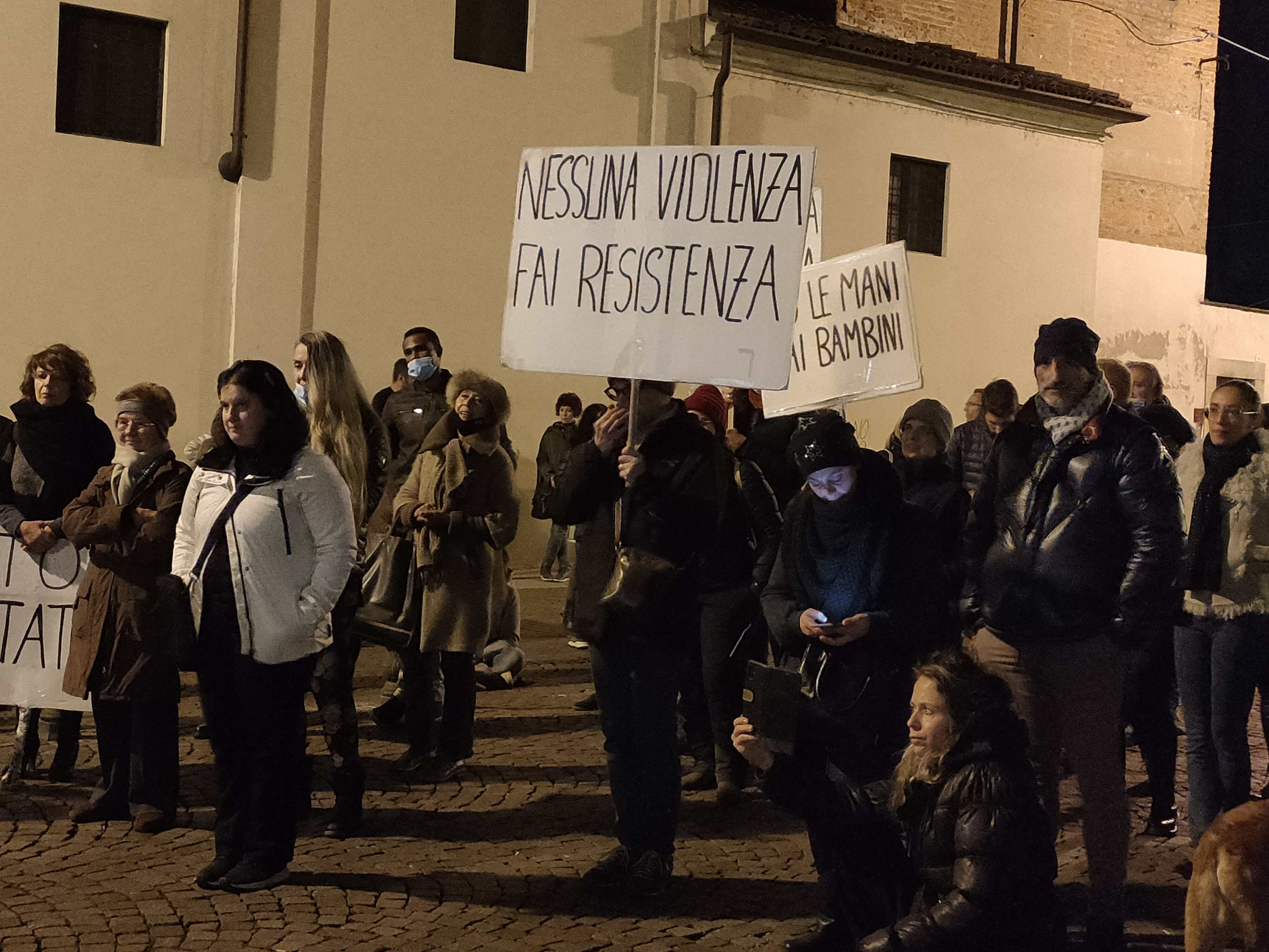 Cento ‘No pass’ in piazza: “Siamo stati travisati. Siamo tutti Giusy Pace”