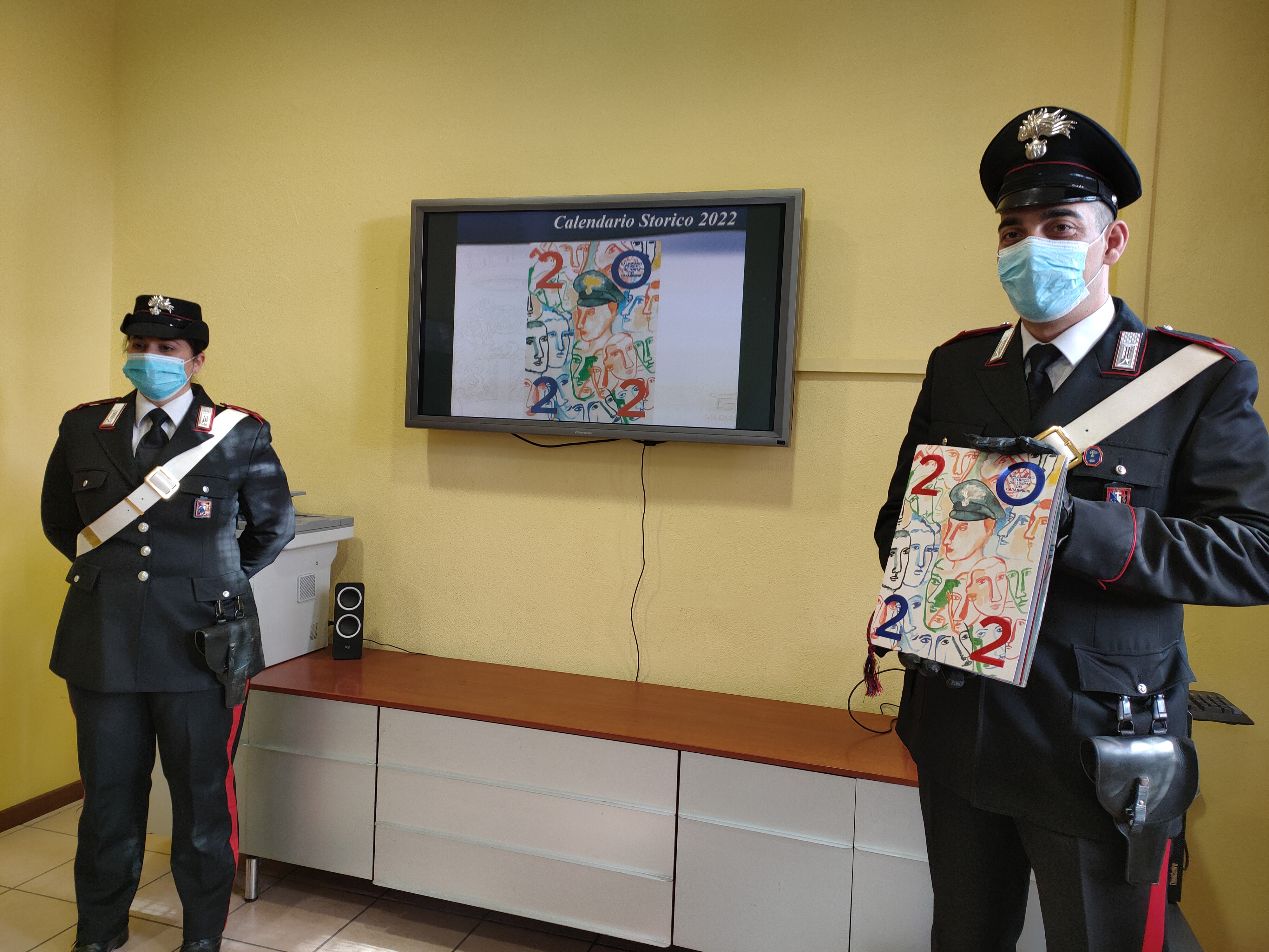 Calendario dei Carabinieri 2022 tra artisti della transavanguardia e la penna di Carlo Lucarelli