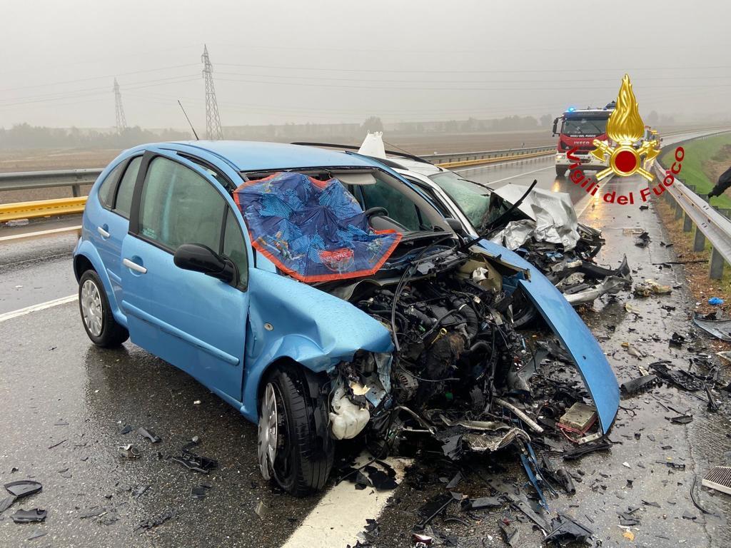 Galliate: incidente tra due auto
