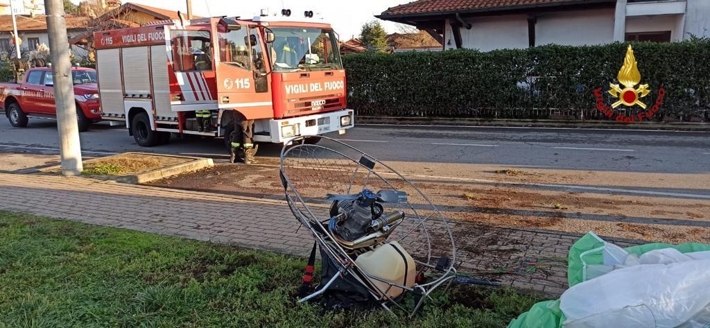 Borgo Ticino: parapendio precipita tra le case