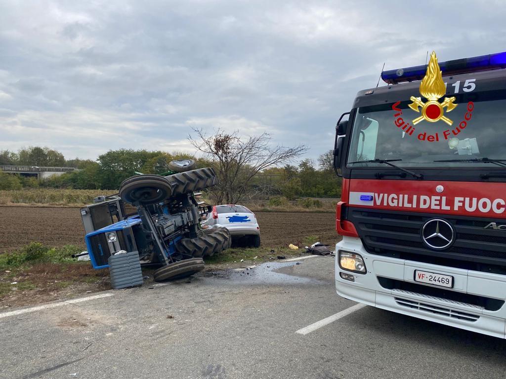 Auto contro trattore a Carpignano Sesia