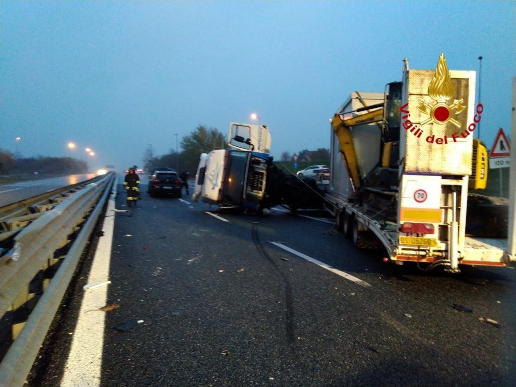 Incidente in tangenziale tra un camion e due auto