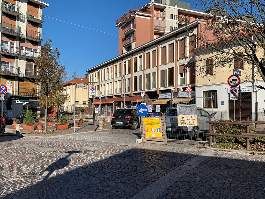 Novara, via Sforzesca chiusa per lavori: «Danni economici e disagi»