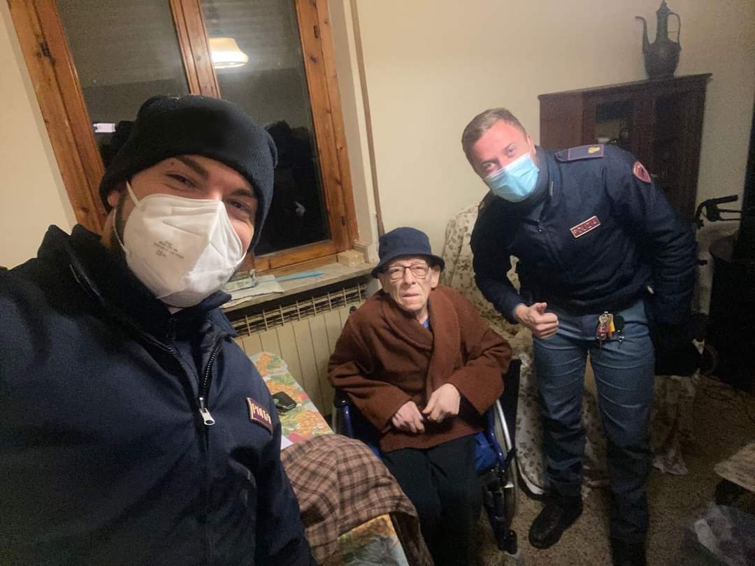 Anziano solo cade in casa: due poliziotti lo soccorrono e poi ripassano a fargli compagnia per Natale