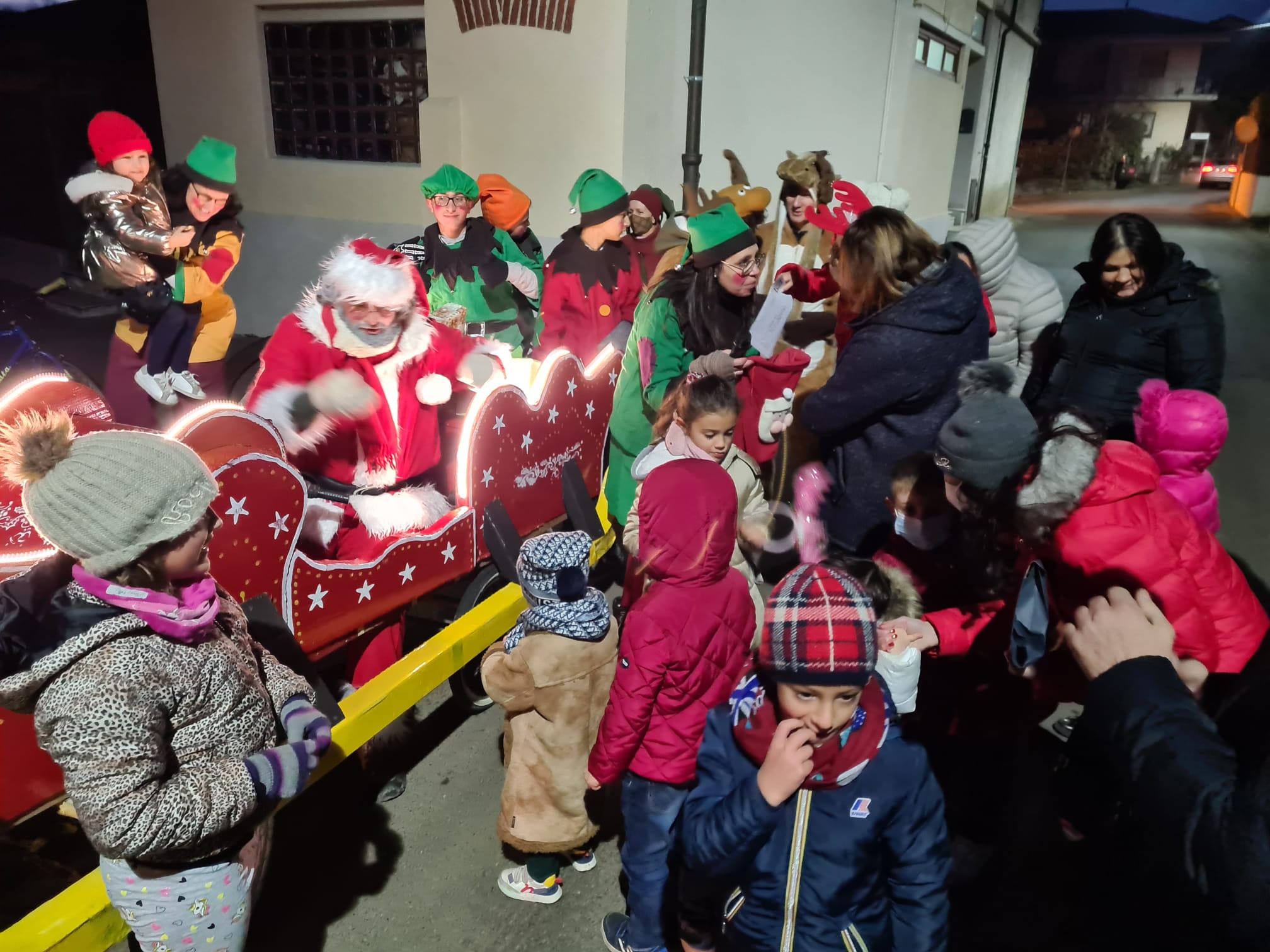Babbo Natale sfreccia per le vie di Gargallo