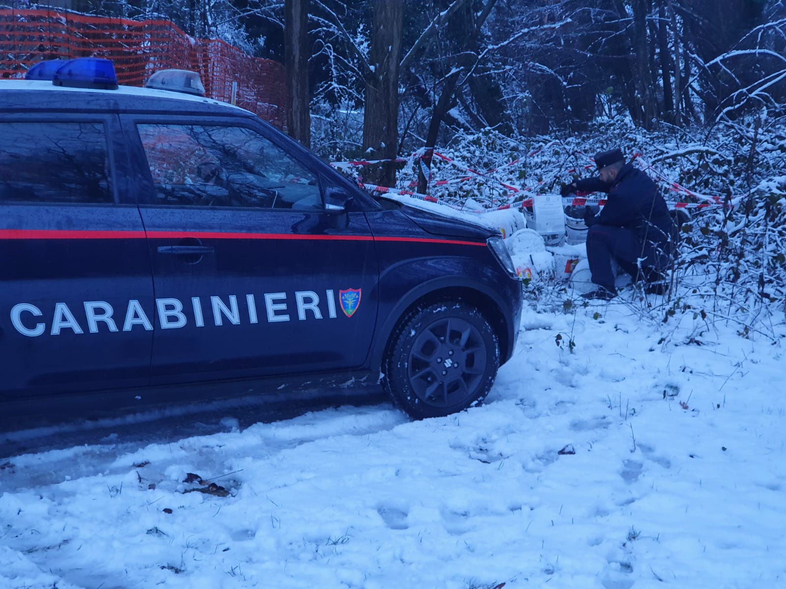 Oleggio Castello, abbandona rifiuti edili nel bosco: denunciato dai Carabinieri Forestale