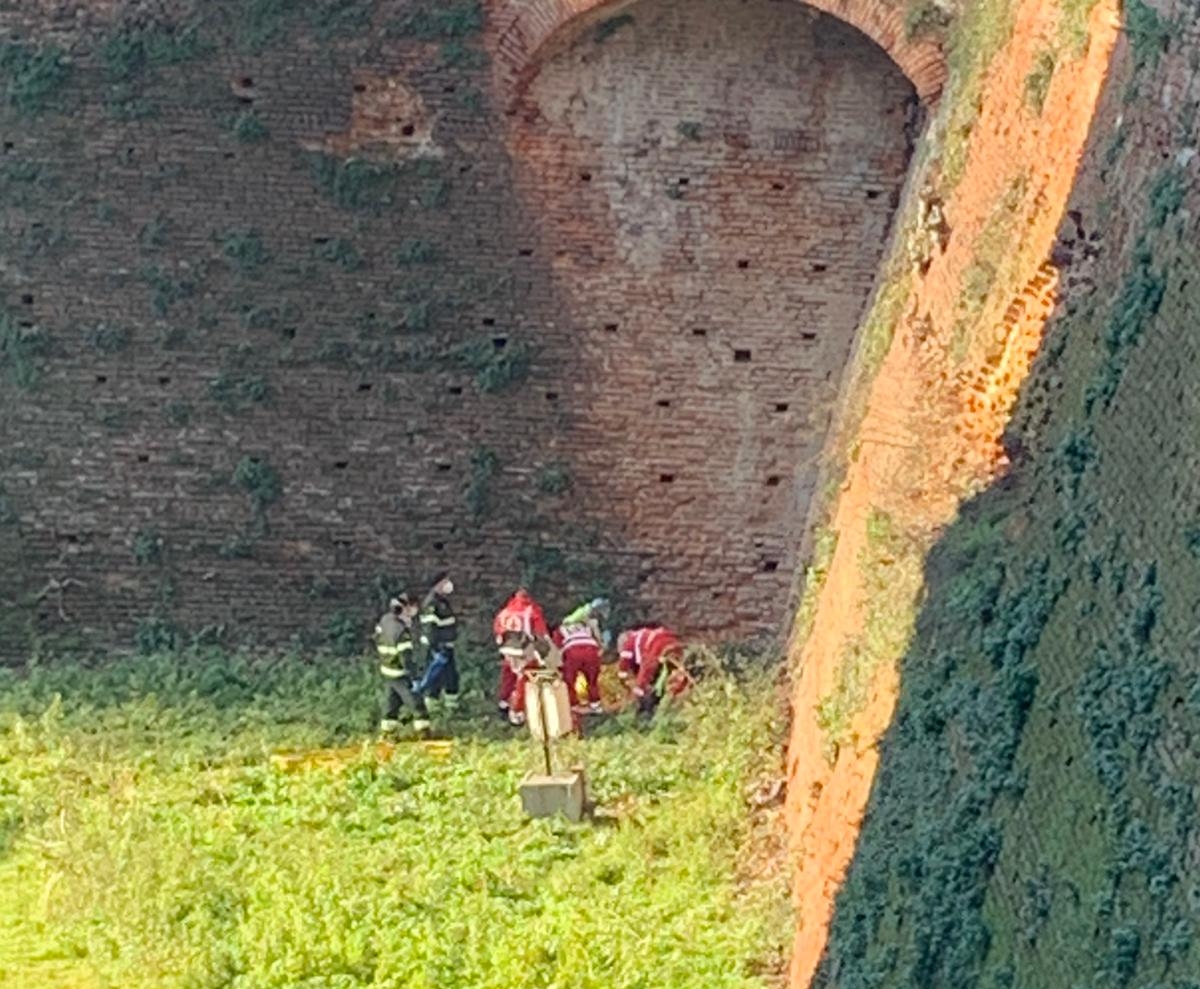 Cade nel fossato del Castello, dove trascorre l’intera notte: recuperato da Vigili del fuoco e 118