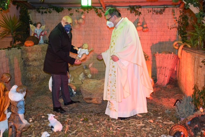 Borgomanero Gesù bambino deposto nel presepe
