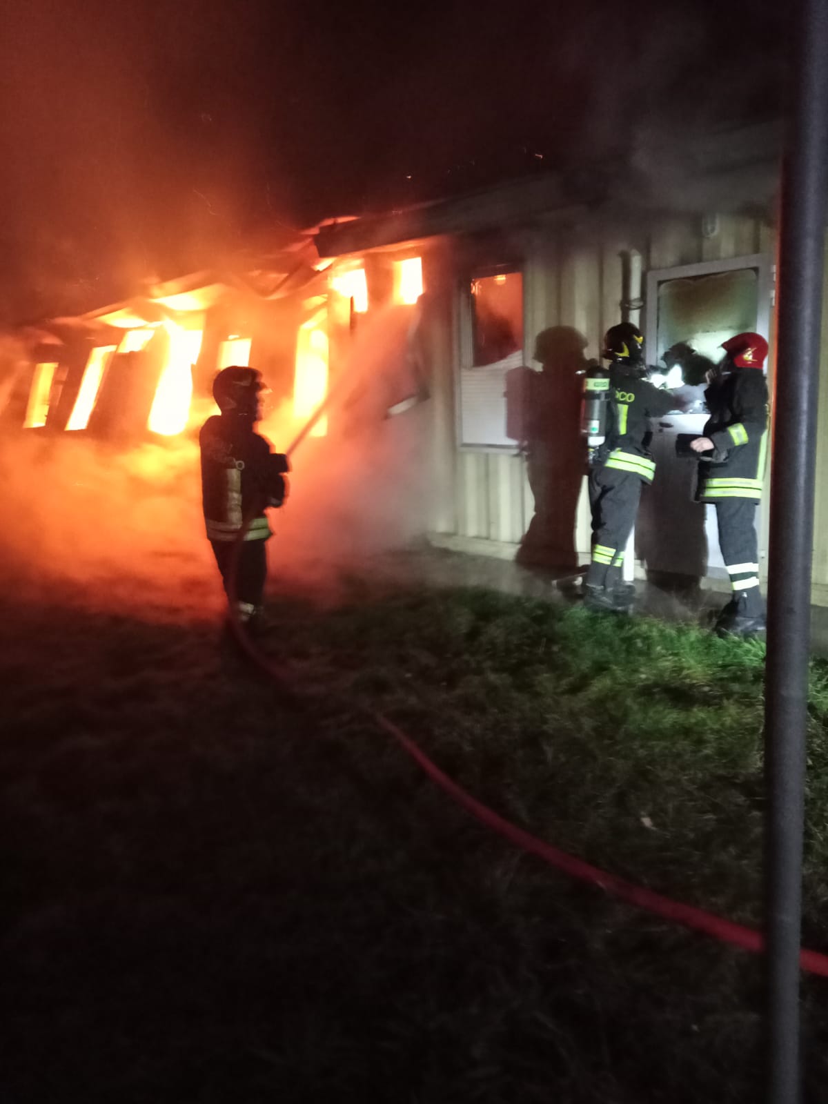 Incendio al campo Tav di via Alberto da Giussano: famiglie evacuate