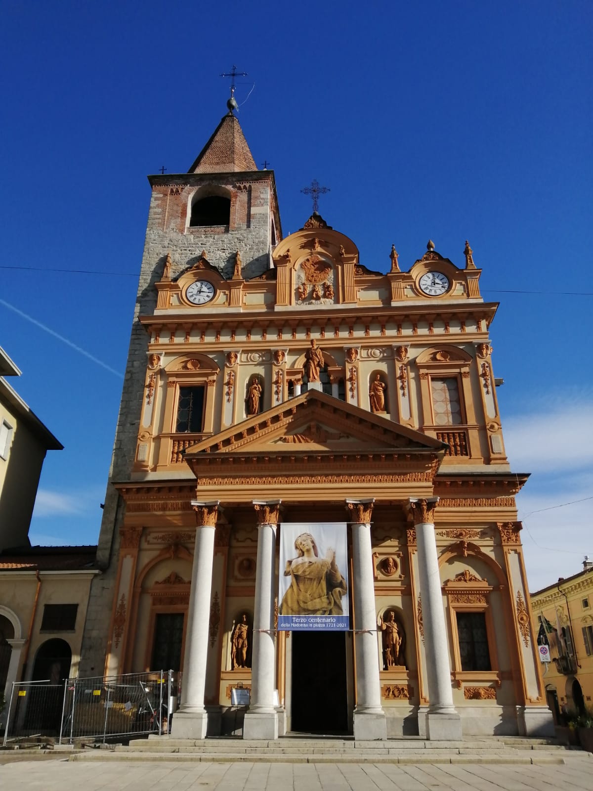 Splende la collegiata di Borgomanero