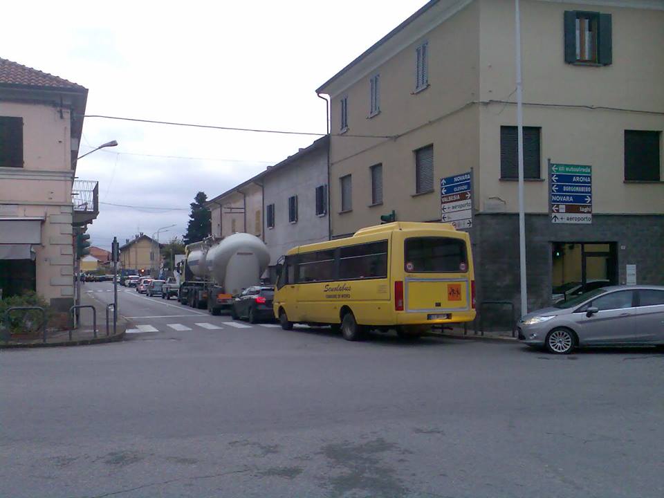 Il passaggio a livello “strozza” Momo e il Comune pensa a un sottopasso