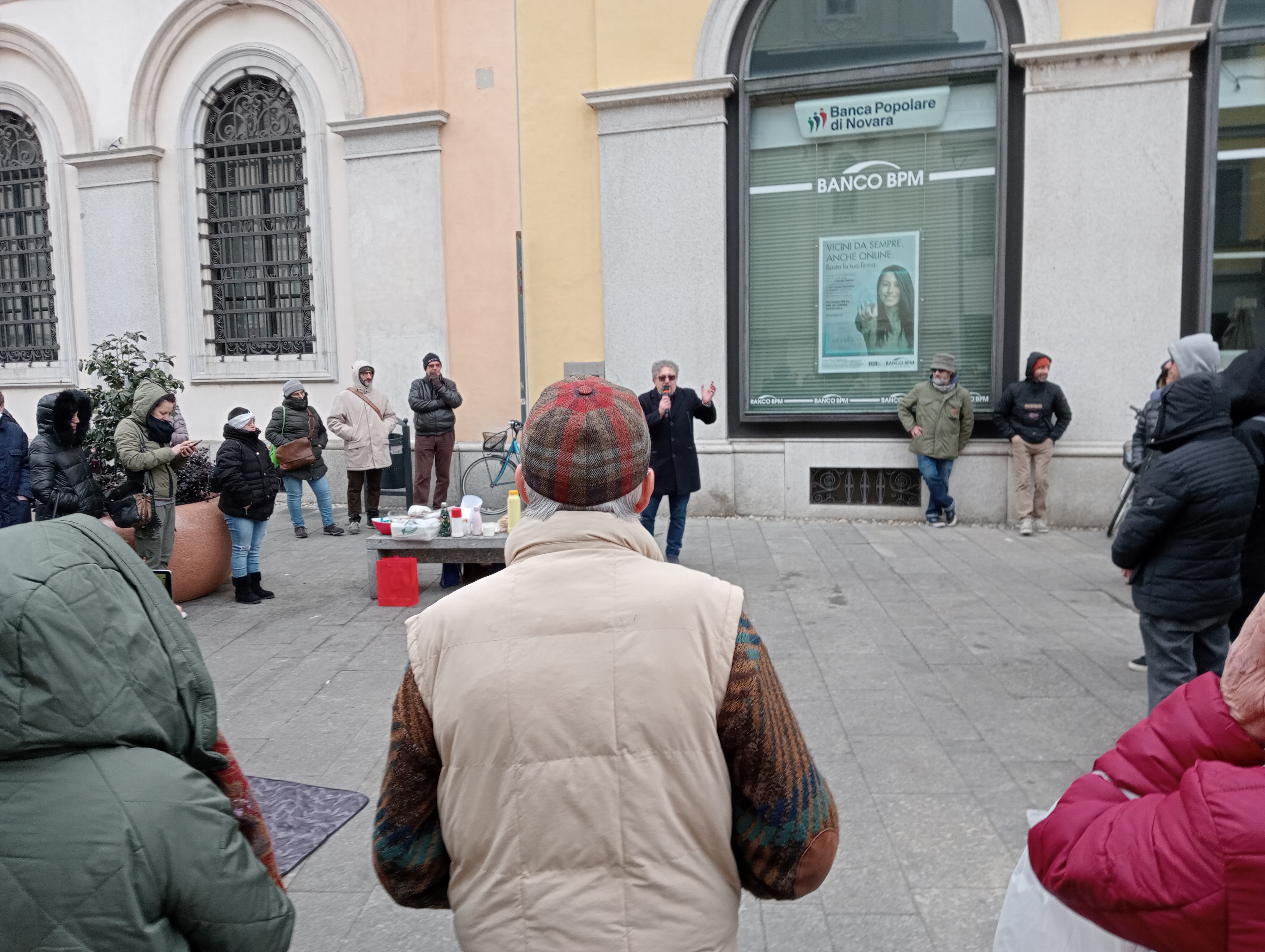 Una cinquantina di ‘No pass’ in piazza: replicheranno l’iniziativa anche in settimana