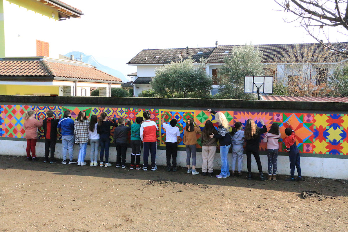 Un murale fatto dai bambini alla scuola Tomassetti a Intra
