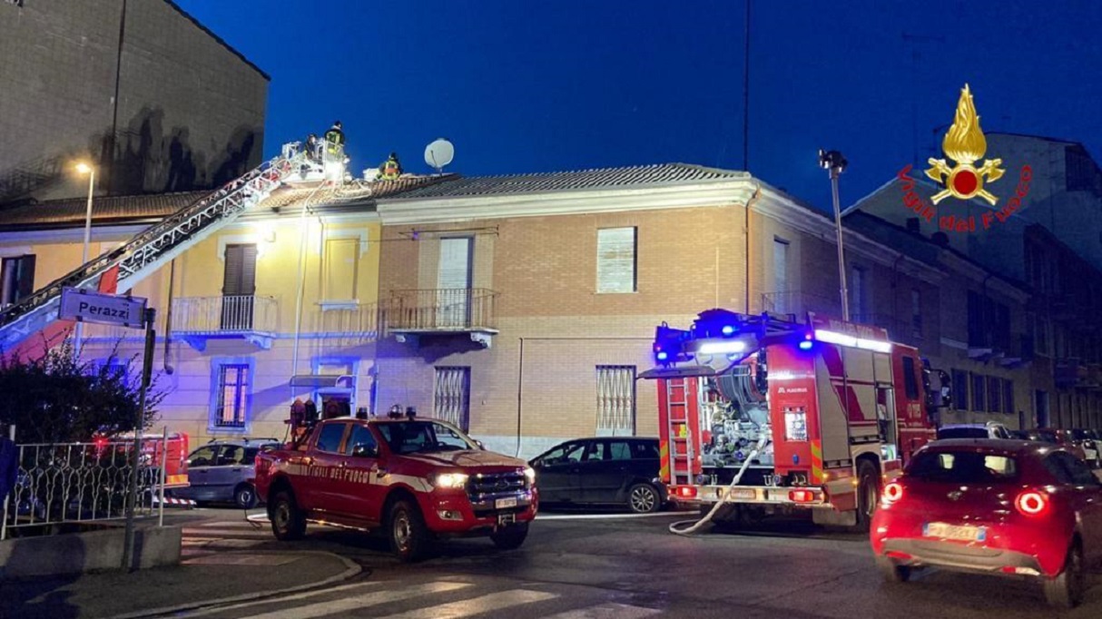 Novara: fiamme da un camino in via Orelli
