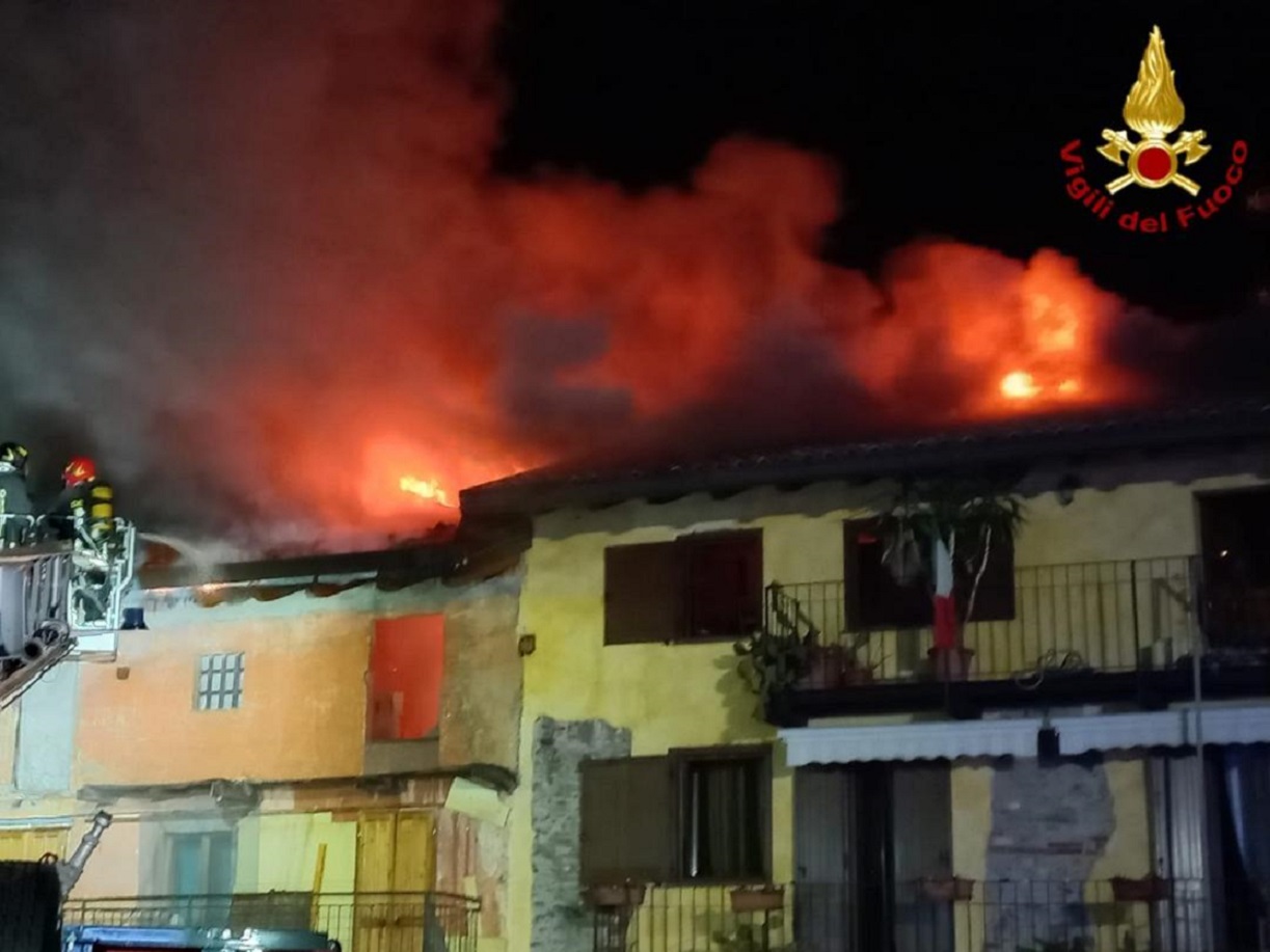 Castelletto Ticino: fiamme da un tetto