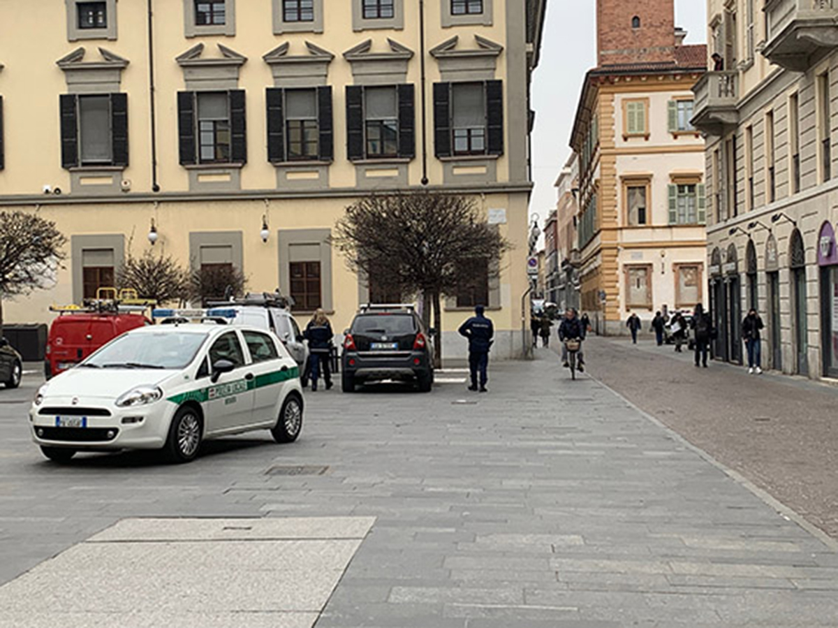 Novara, in centro traffico elevato e parcheggio selvaggio. L’assessore Lanzo: «Già aumentati i controlli»