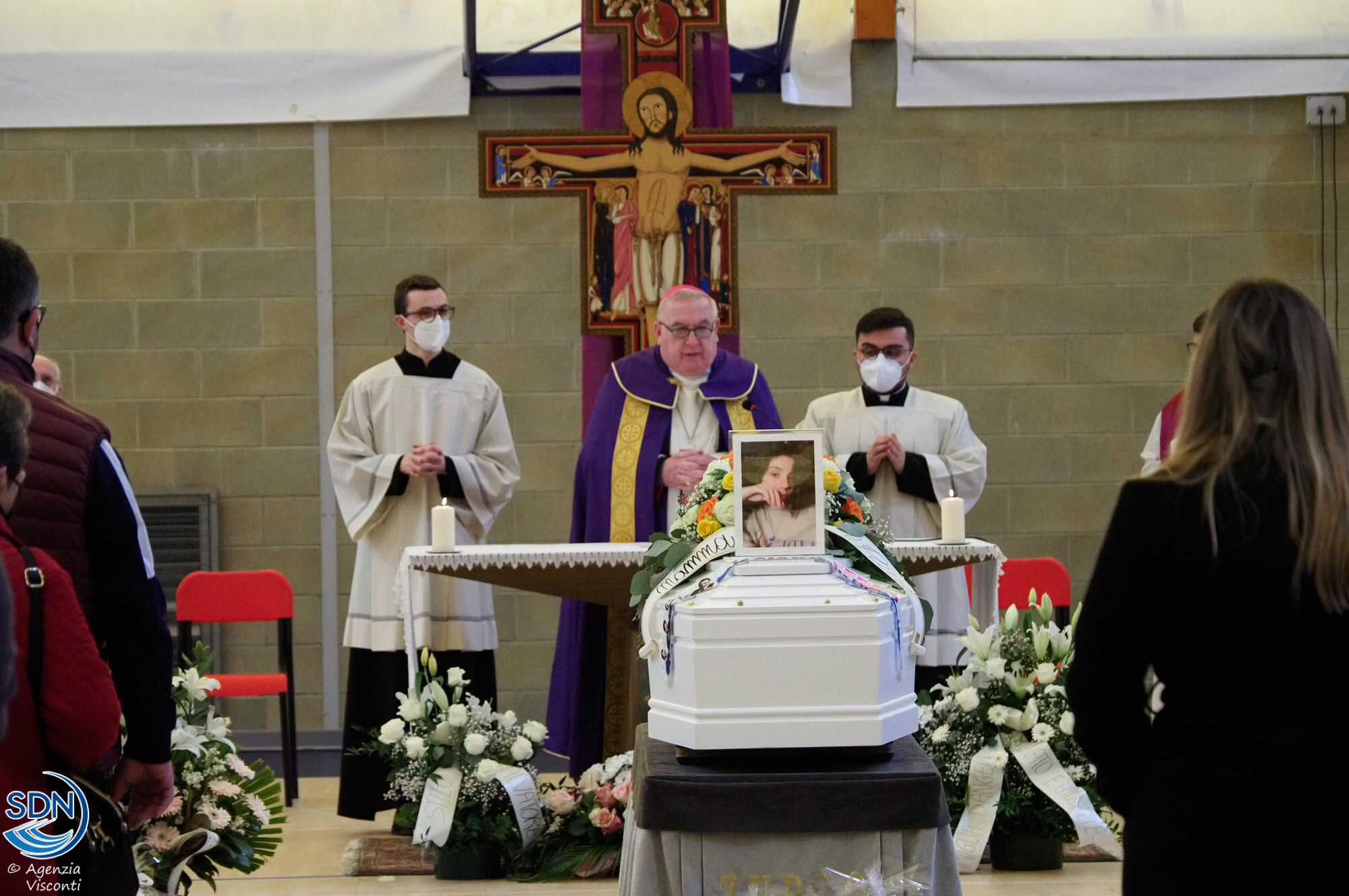 Tanta gente, commozione e dolore ai funerali di Ludovica Visciglia