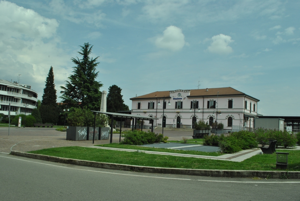 Borgomanero Raccolta per ucraini all’Emporio Borgosolidale