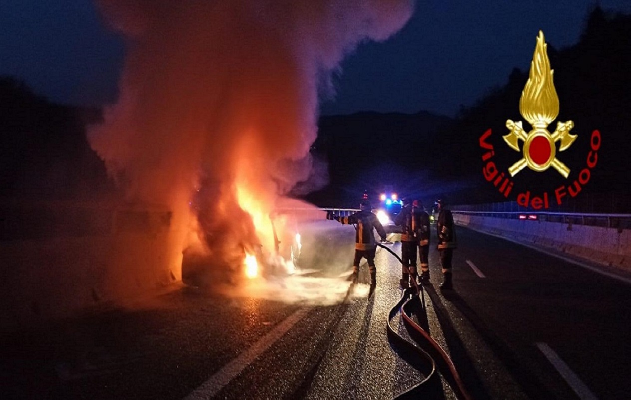 Auto a fuoco lungo l’A26 nella zona di Arona