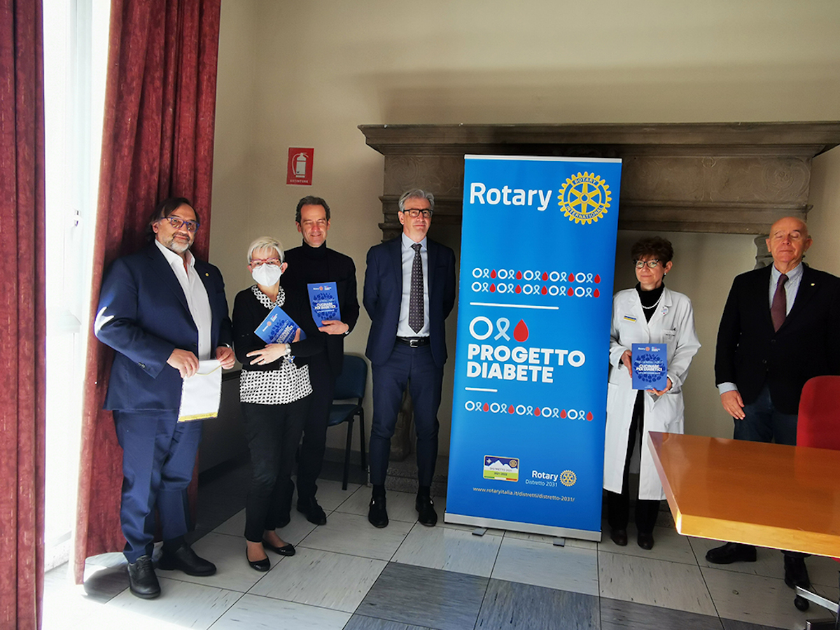 Il Rotary dona 4 poltrone per gli esami clinici a Borgomanero