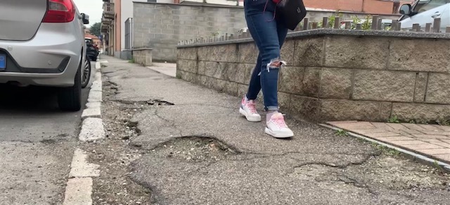 Novara: marciapiedi dissestati e buche: «Chiediamo che si intervenga»