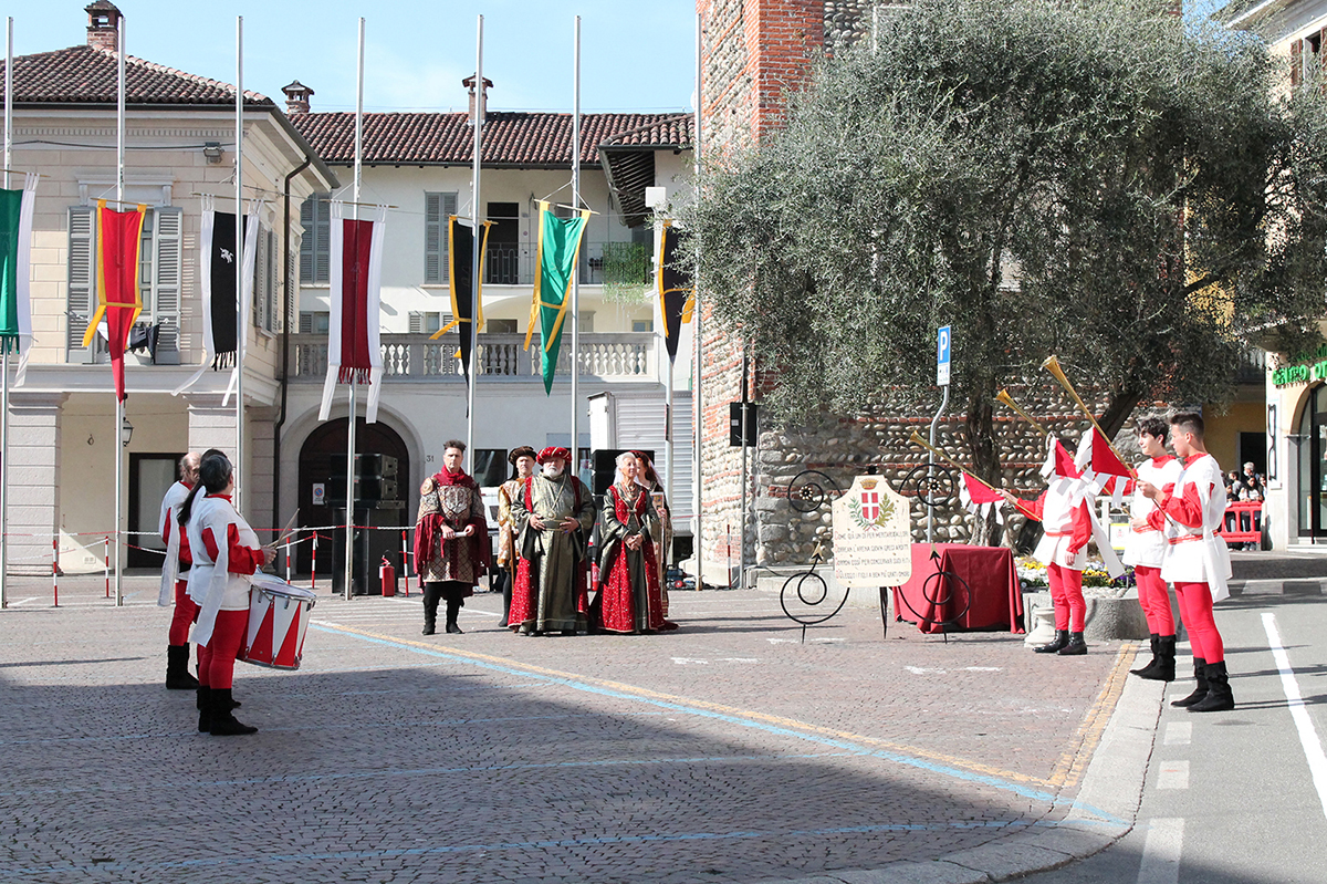Oleggio: la corsa della torta è ripartita con tanta gente a tifare in piazza