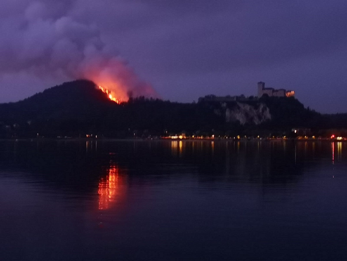 Esteso incendio tra Angera e Ranco: fiamme visibili anche dal Novarese