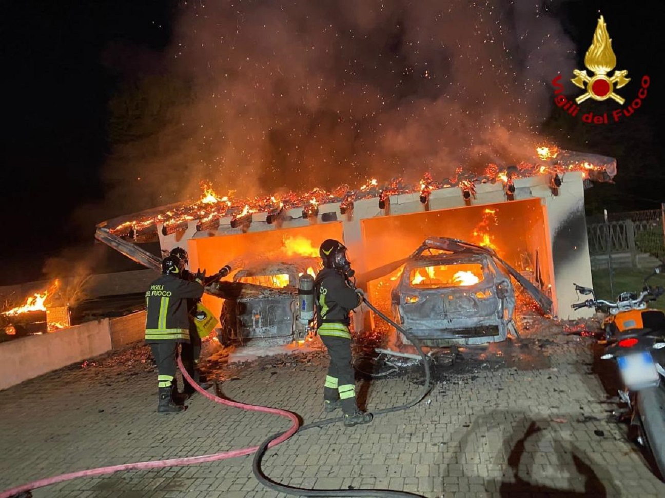 Fiamme da un box a Pombia