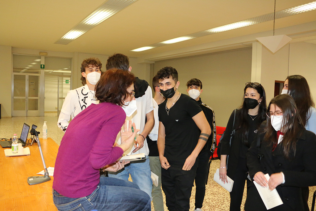 Studenti in dialogo con la scrittrice Tobagi al Ferrini di Verbania