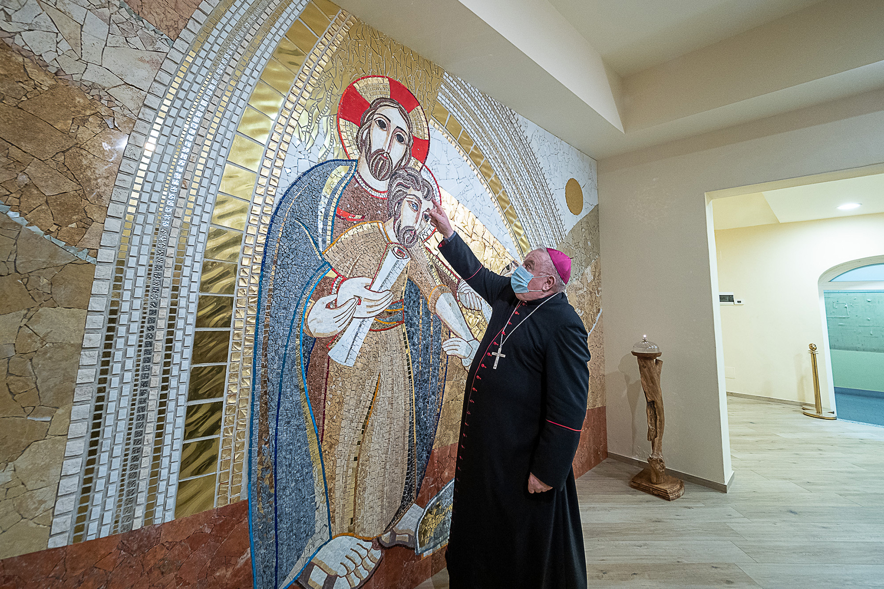 Nella chiesa della Bicocca un mosaico di padre Rupnik racconta la forza del Risorto