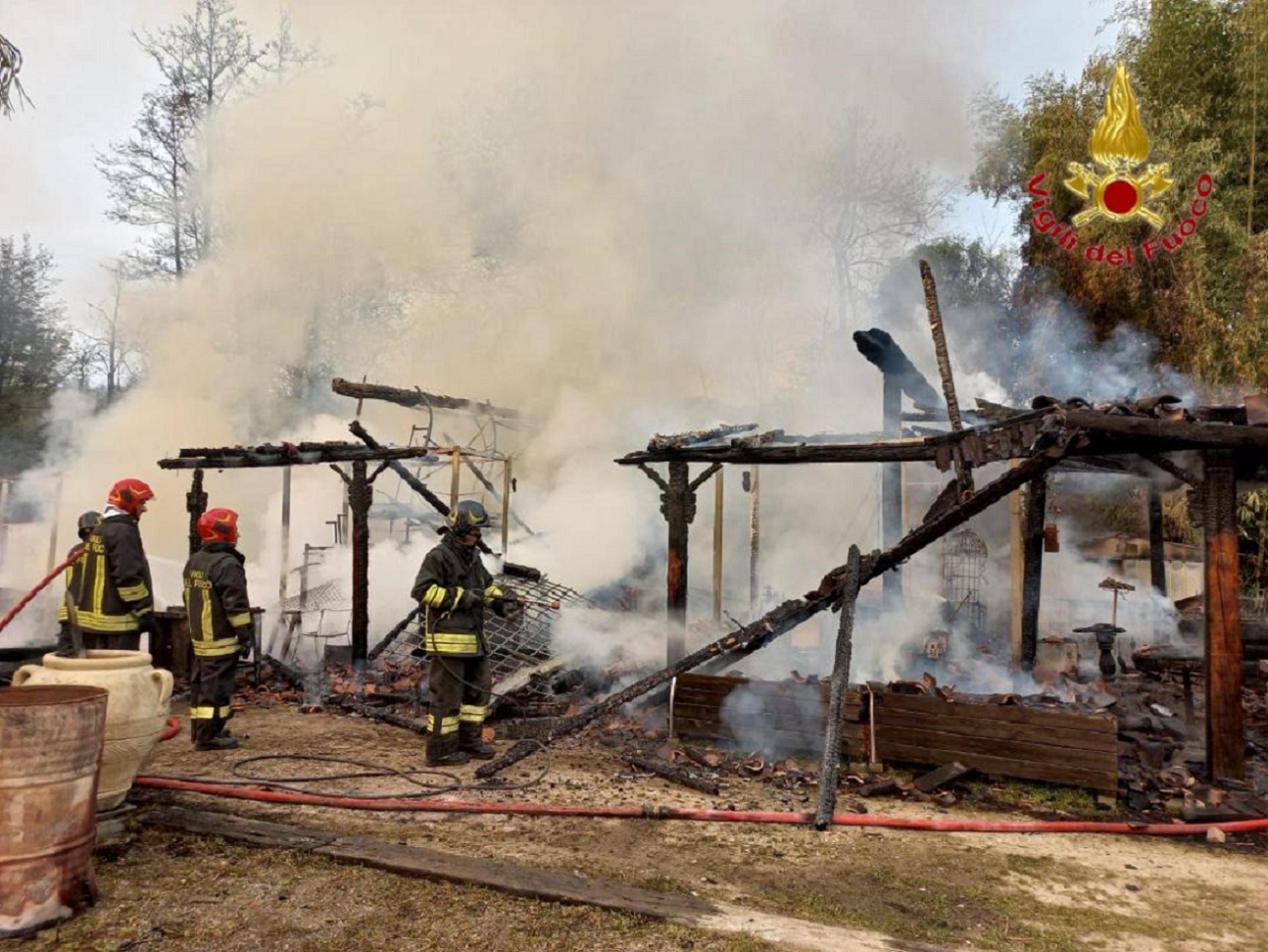 Arona: incendio a una tettoia in via Lamarmora