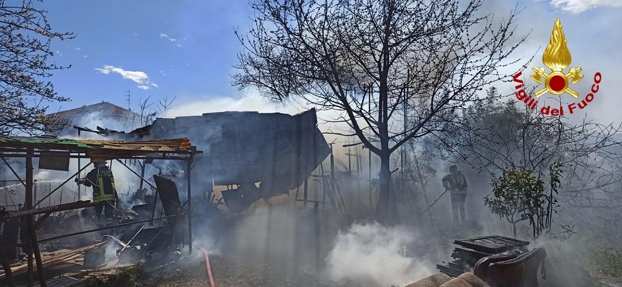 Fiamme in una baracca e a un deposito edile ad Arona