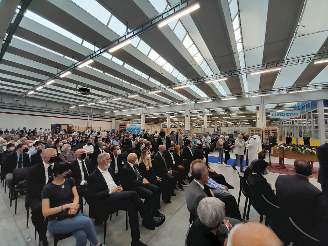 L’applauso dei dipendenti ha salutato Renzo Cimberio