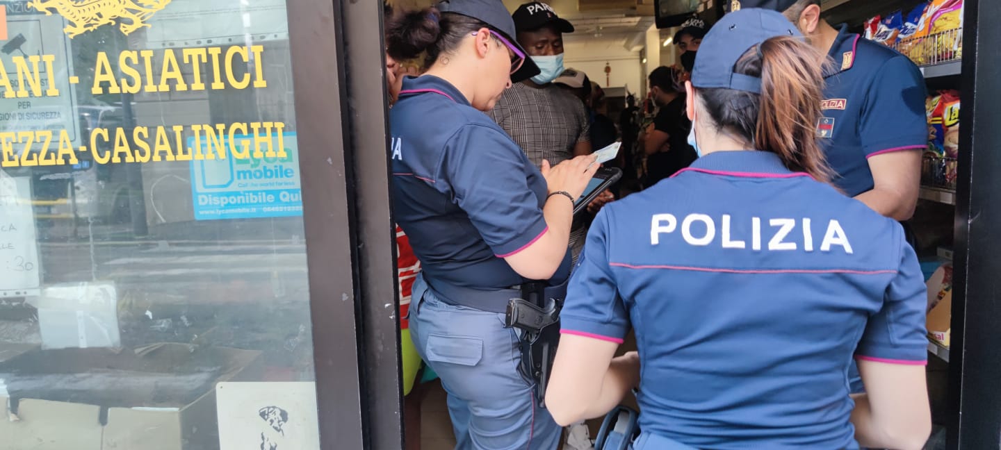 Novara, controlli a negozi in zona Stazione della Polizia: trovati 50 chili di pesce e carne avariati